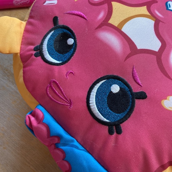 🌺 SHOPKINS Color n' Go D'lish Donut
Colouring Pillow - Picture 7 of 7